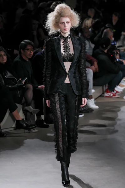 Look 25